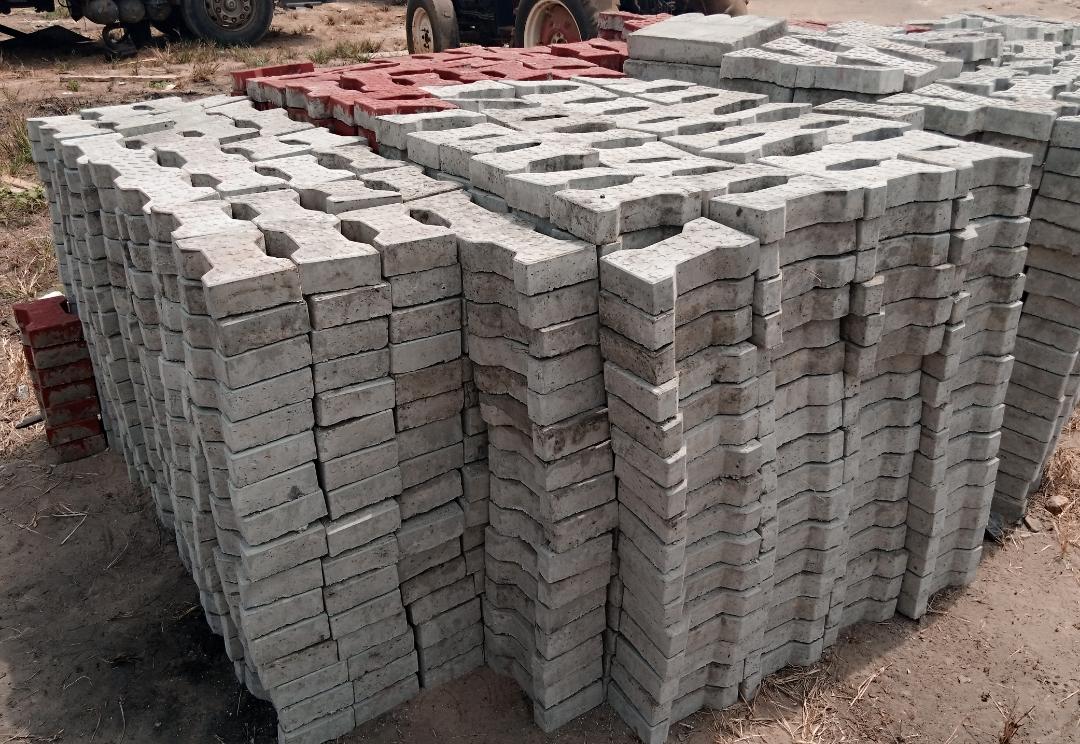 MTiassale's tweet photo. COMMUNE DE TIASSALÉ:
BIENTÔT DES VOIES PIÉTONNES.

     Le Maire, ASSALÉ  Tiémoko,  a décidé de créer des voies piétonnes en pavés,  dans la commune, pour sécuriser les piétons qui sont obligés jusqu'ici de lutter le bitume avec les véhicules (...)
https://t.co/Z1t5ViVQtD https://t.co/RqKrcQ7fme