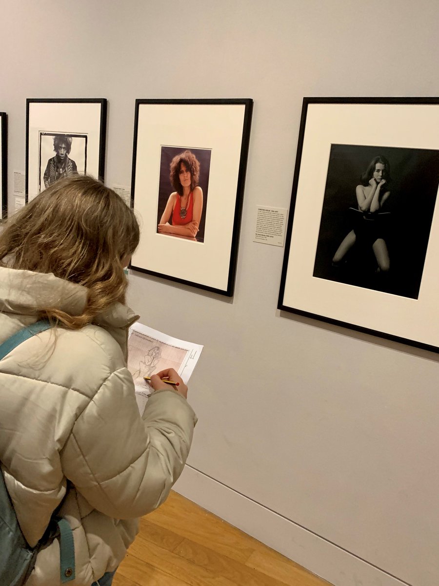BohuntSchool's tweet photo. Yr 10 @BohuntArts students enjoyed a trip to the National Portrait Gallery in London today, supporting their current work on portraits and identity. Students took part in an interactive art history lecture from an art historian and had time in the galleries. #enjoyrespectachieve https://t.co/DKyvSONTy2