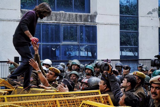 salimsarfrazo1's tweet photo. #Jamia
#DelhiPolice despite being in large numbers couldn't prevent a bullet being fired.
The bullet hit a protestor.
As the injured was being taken to hospital, Delhi police refused to open the barricades and instead asked him to jump over the barricades #Jamia
#HumanityEnds https://t.co/KN17zc7kL5