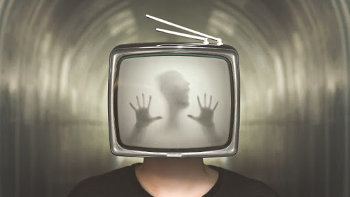 Человек смотрит телевизор. Фотосессия с телевизором. Давай телевидение показывай. Телевизор со спины. Человек тв что это.