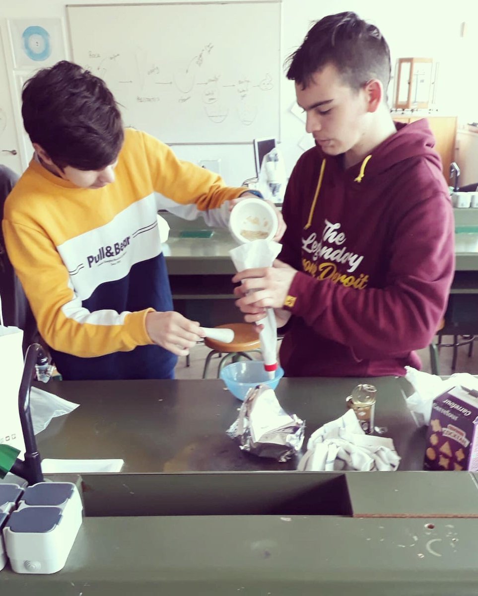 InsForatdelvent's tweet photo. Els alumnes de 3r d'ESO posen a prova els seus coneixements sobre el procés de digestió, segueixen la pista de l'entrepà!! #ciències #3rdESO @InsForatdelvent https://t.co/LR8eqwyxQV