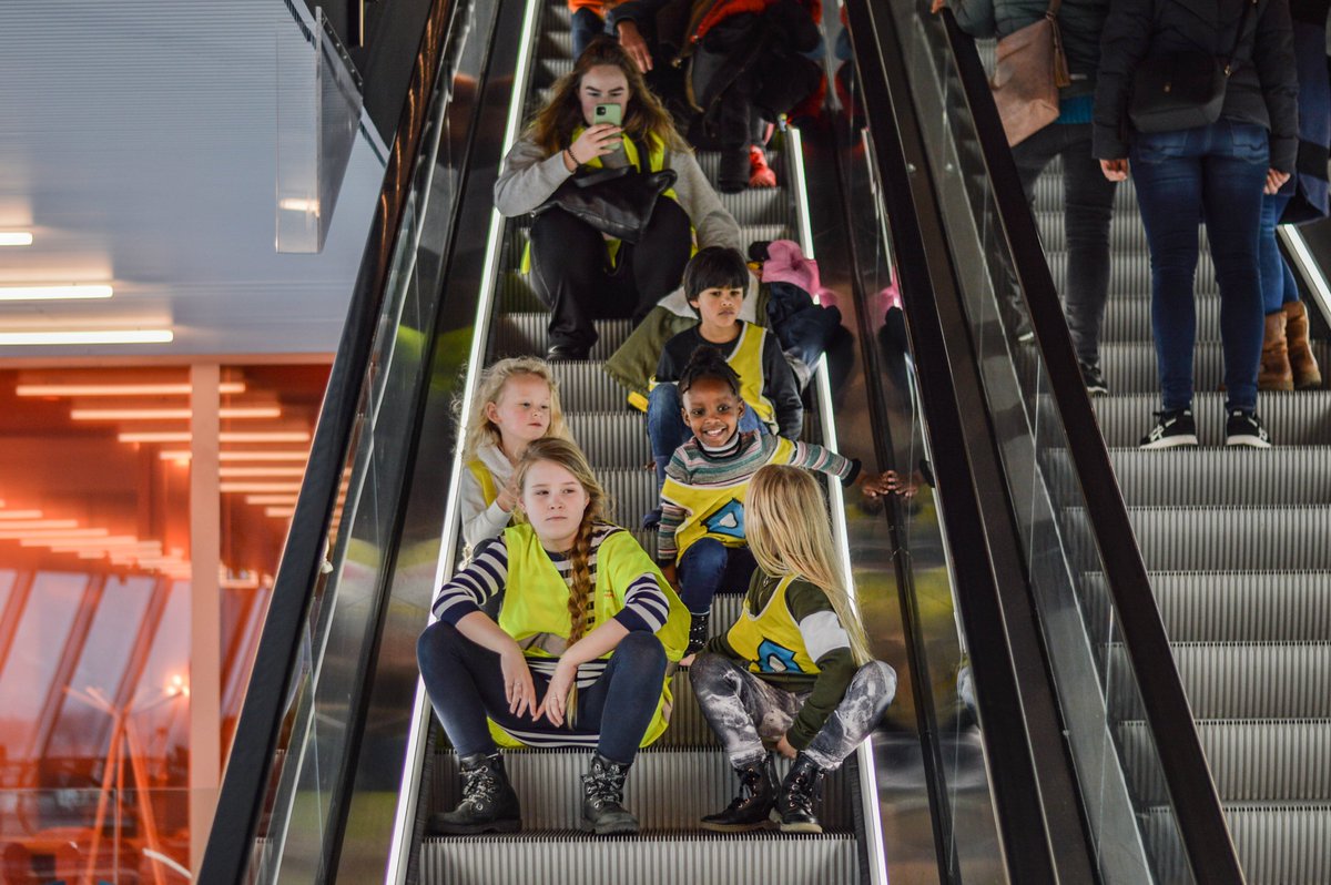 Er wordt ook heel wat "staakvermaak" voor de kinderen georganiseerd door verschillende partijen in #Groningen. Verslaggever Sofie van Putten ging langs bij de kinderactiviteiten in #forumgroningen.
soundcloud.com/game5torie5/st… #lerarenstaking