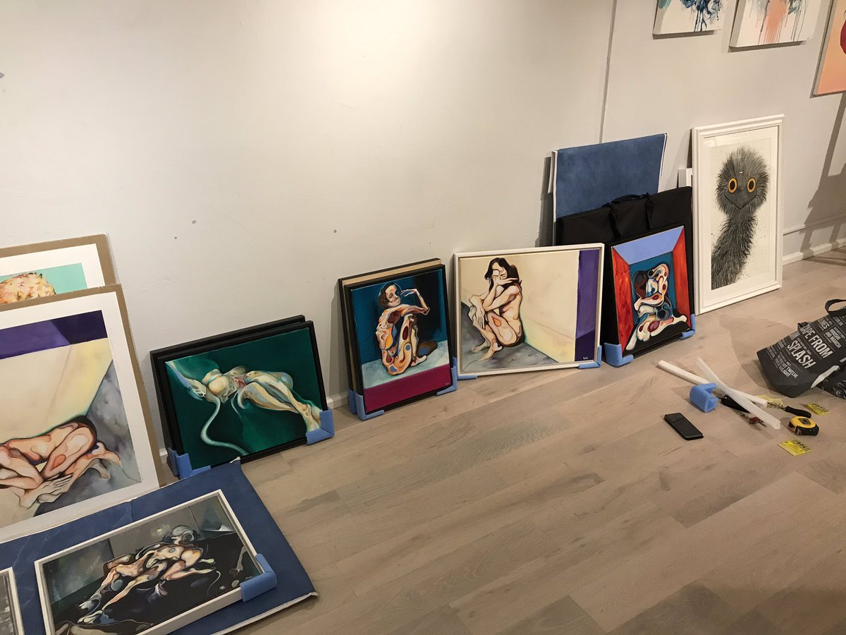 adlibgallery's tweet photo. Helping the talented @KMGartist work out his hang ๐๐๐ (Nod to @francisbacon).... great to see suchtalent emerging on the #art scene. #ParsonsGreenArtFestival #PGAF @LondonArtScene @londonartnews @LondonArtCritic #pensaevents @ArtoftheEvent https://t.co/8yMAoc7l2y