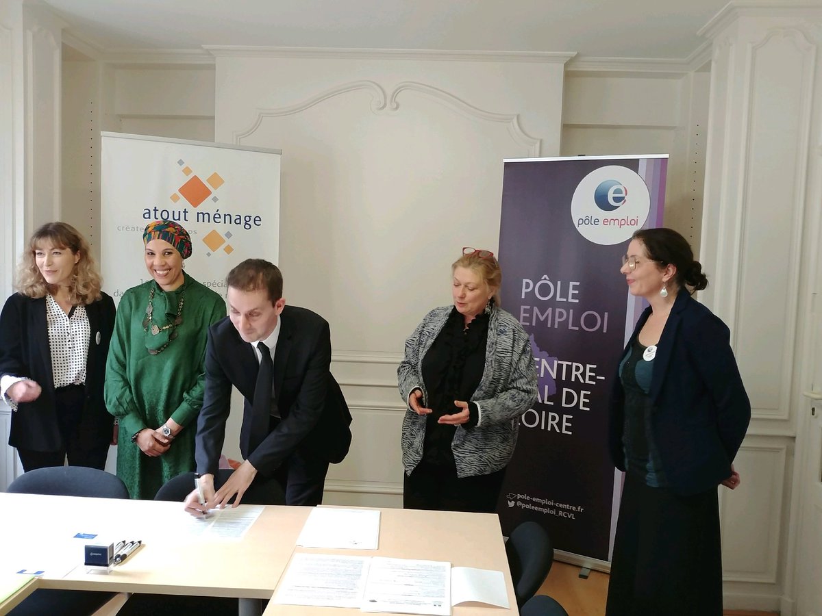 Signature des 1ers #emploisfrancs en Indre et Loire avec @poleemploi_RCVL <a href="/Prefet37/">Préfet d'Indre-et-Loire</a> , l'entreprise Atout Menage et les salariés bénéficiaires @ChDelorme76 <a href="/ErickKraemer/">Erick KRAEMER</a>