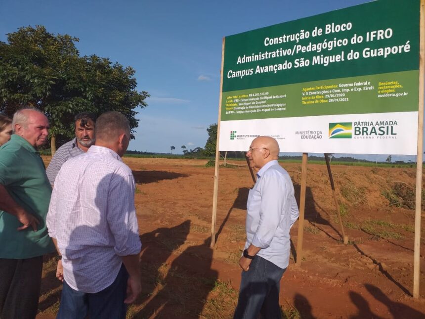 Confúcio Moura e lideranças vistoriam obras da Escola Técnica do IFRO de São Miguel do Guaporé. senadorconfucio.com.br/confucio-moura…