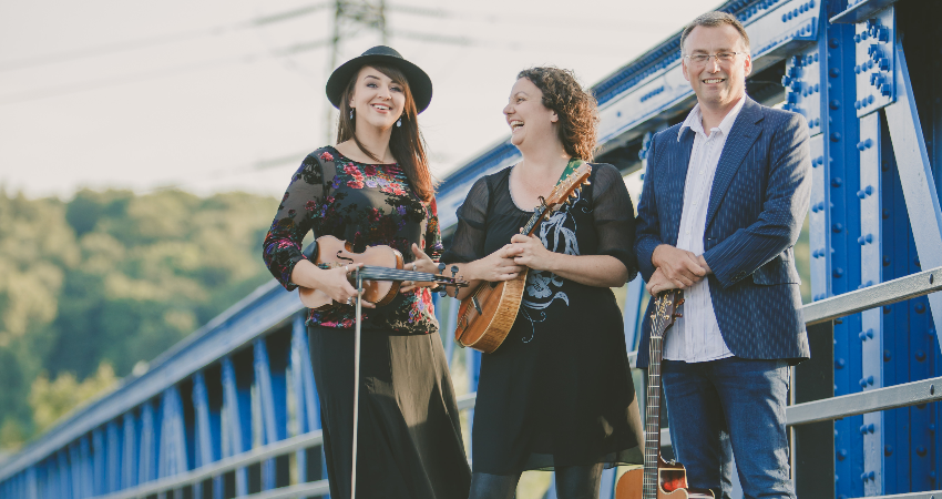 blackswanfolkie's tweet image. #Tonight @themileroses Contemporary folk with a nod to Nashville ft Kate Bramley of @badappletheatre @GuitarSimon  &amp;amp; #KariMacLeod Original songs 3 part harmonies, guitars, fretless bass, cittern, mandolin duelling fiddles. ballads, country, celtic roots &amp;amp; driving folk choruses.