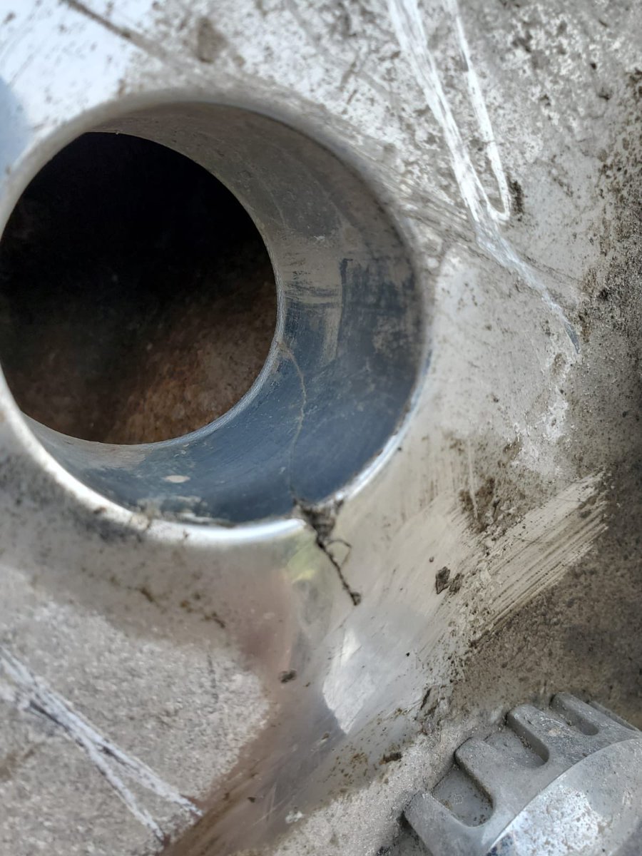 HRPSCMV's tweet photo. Sometimes dirt and dust may cover up cracks in vehicle wheels. If conducting your daily inspection in the dark be sure to have a flashlight handy in order to identify these major defects. These were found by @HRPSBurl inspector last week. #RoadSafety #PreTrips ^pm https://t.co/J1HOfUtqkL
