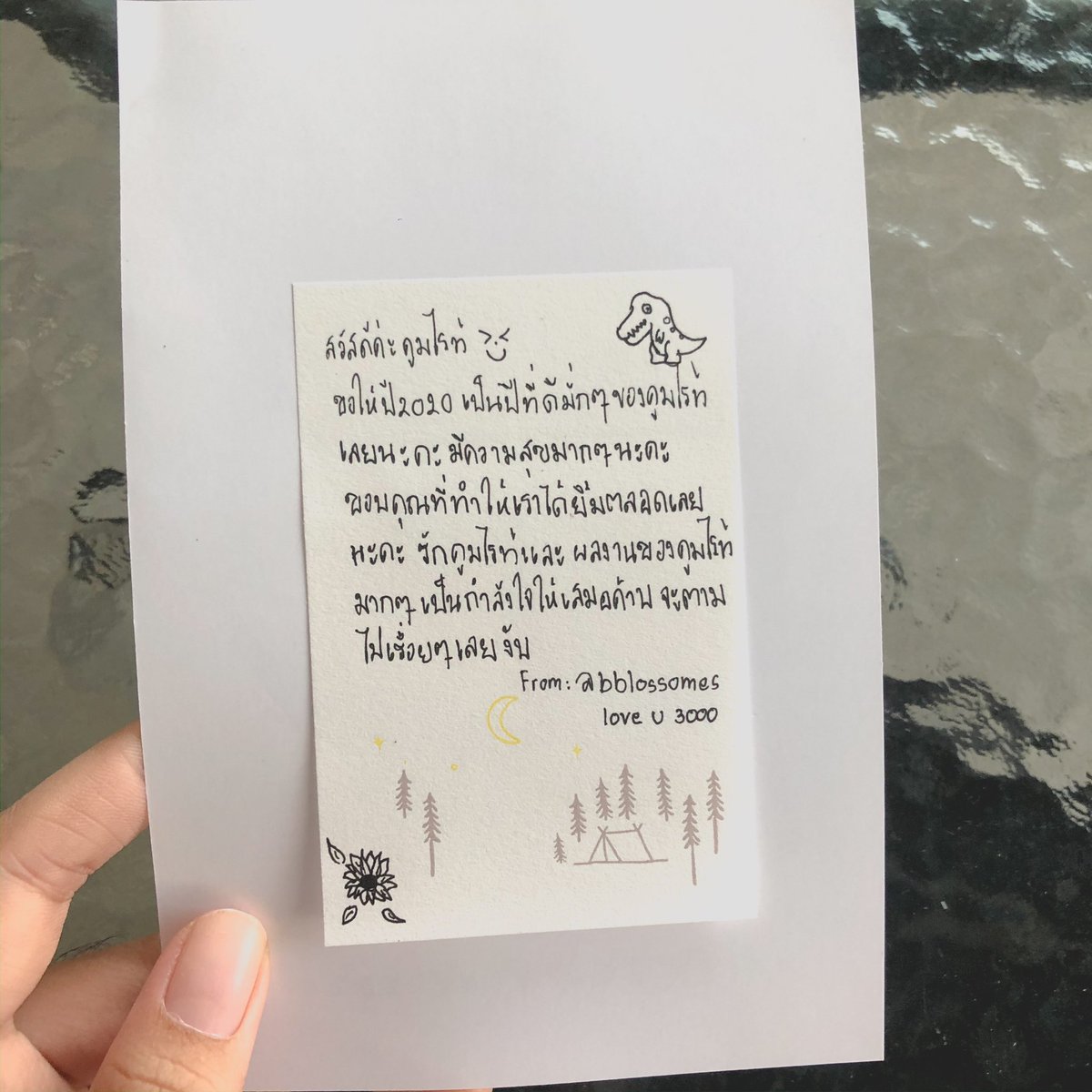 khonnarakkub's tweet photo. น่ารักมาก กไก่ล้านตัว ไมไหวแล้วค่า แง๊ 
ดีใจมากเลย ตื่นเต้นมากตอนเปิด คิกๆ~~🦖 ขอบคุณมากน้าาาาา HNY เช่นกันนะคะ 💛 ย้ากกกกกก 
@bblossomes https://t.co/B4kMCWqdU3