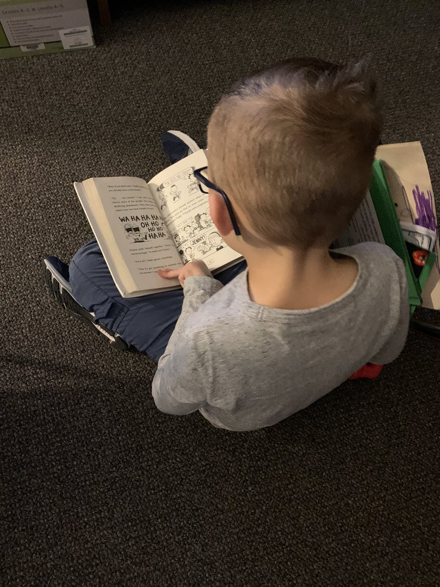 mrsbryantsbunch's tweet photo. What better way to spend a cold, dreary morning than reading some of our favorite books in the dark? #KinderRoos #whymme #whywisd #roosread https://t.co/5lsj4TW2p6