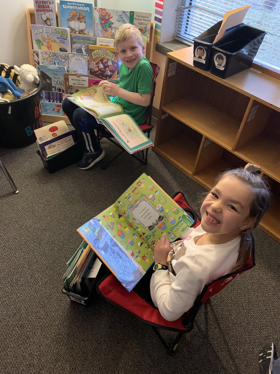 mrsbryantsbunch's tweet photo. What better way to spend a cold, dreary morning than reading some of our favorite books in the dark? #KinderRoos #whymme #whywisd #roosread https://t.co/5lsj4TW2p6