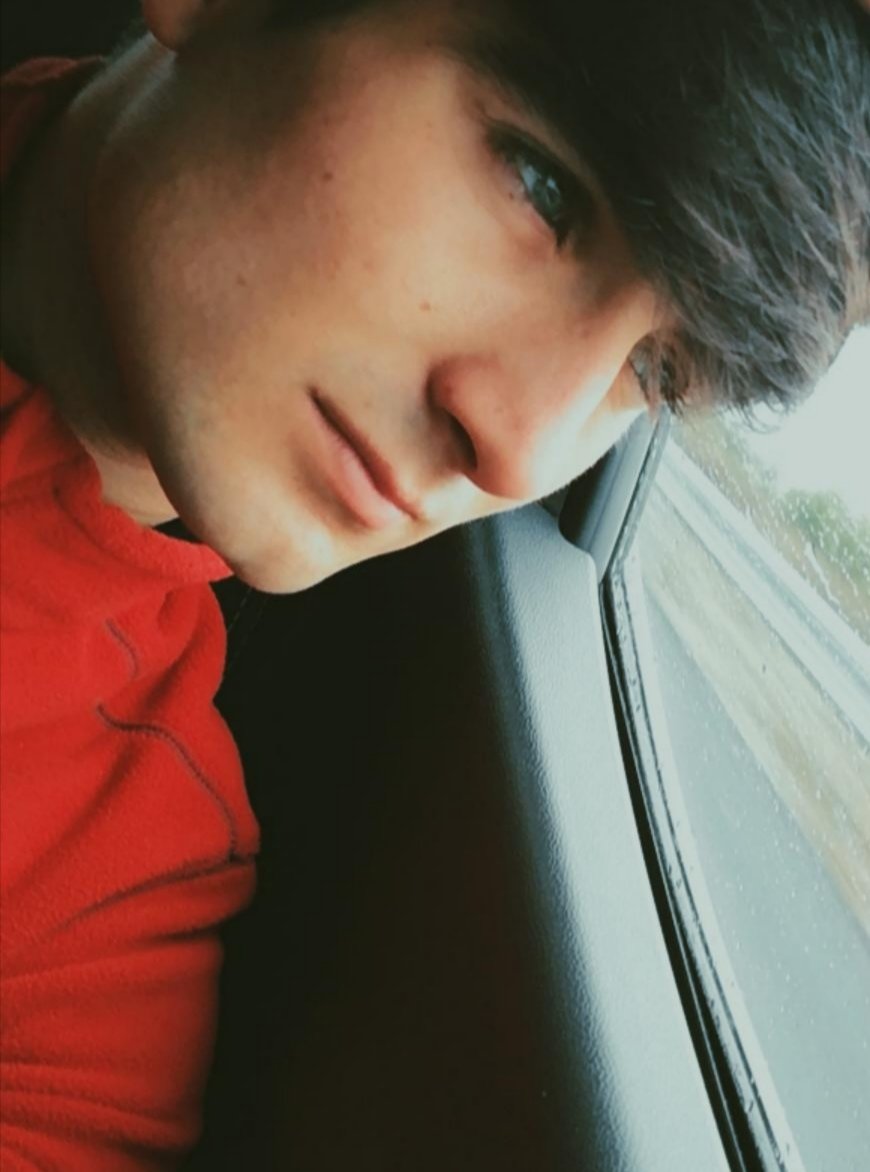 Mirando a la nada pensanfo en?⏬⏬