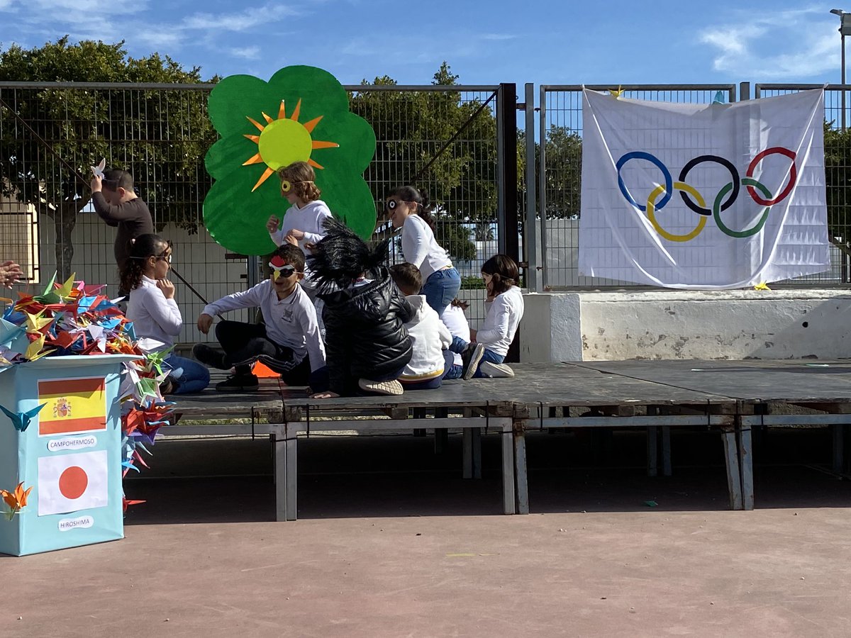 Además, el alumnado de 1º ha interpretado el libro de “Chico Malo” con un teatro #RetoPorLaPaz
