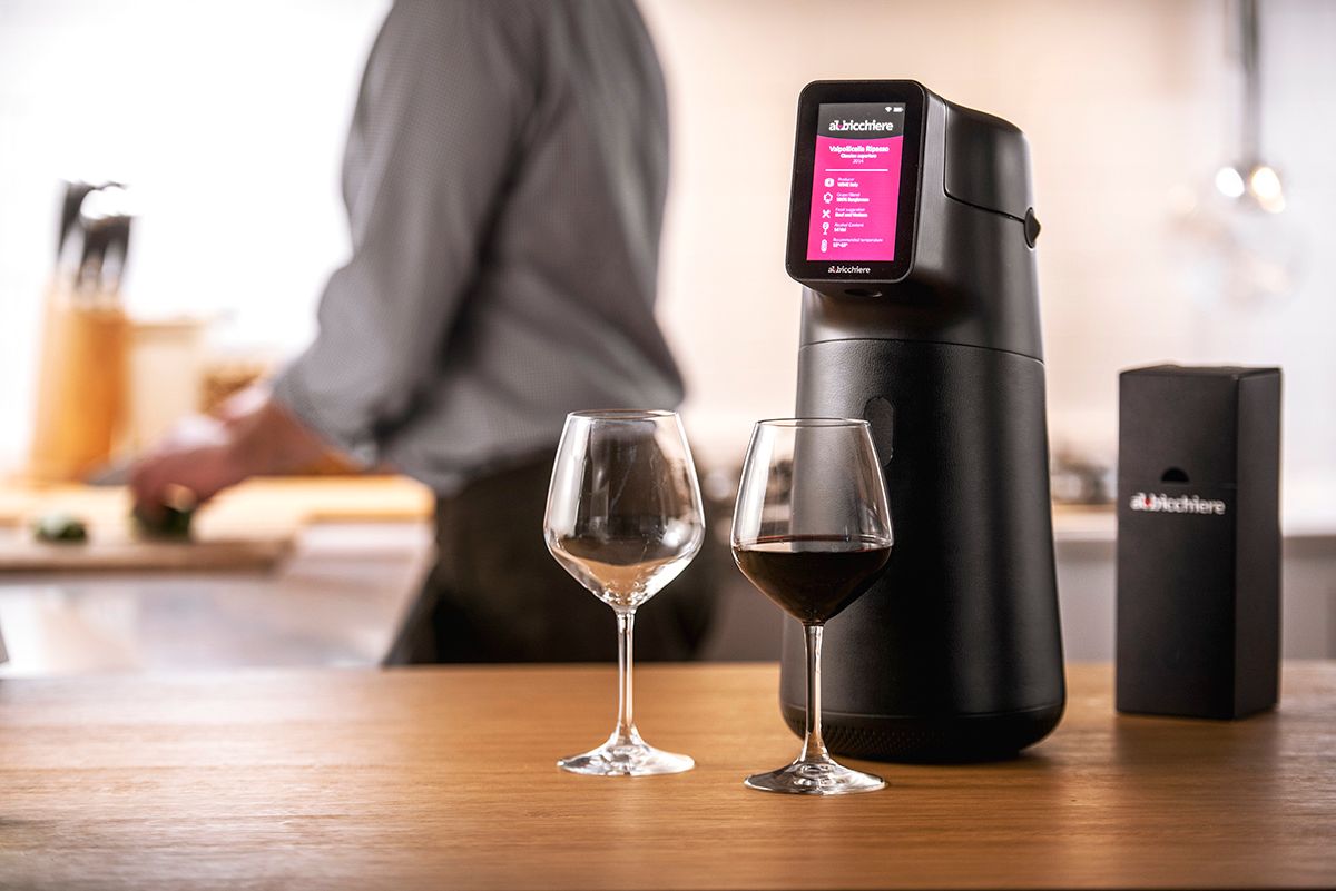 linternauta_it's tweet photo. Con Albicchiere una bottiglia di vino potrà restare aperta fino a 6 mesi. Grazie a una startup italiana potrete aprire una bottiglia anche per bere un solo bicchiere

#albicchiere #vino #wine #winelovers #food #dispenser #winetasting #enoturismo #bere #startup #innovazione https://t.co/CZNeztZpjv