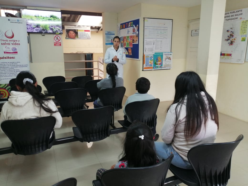 Salud_Napo's tweet photo. #Cayambe | Personal de las Unidades de Salud de la Dirección Distrital 17d10, sensibilizan a la población que asiste a las casas de salud y a estudiantes de los centros educativos sobre medidas de prevención del coronavirus. #SaludParaTodos https://t.co/eSJ3APQAAS