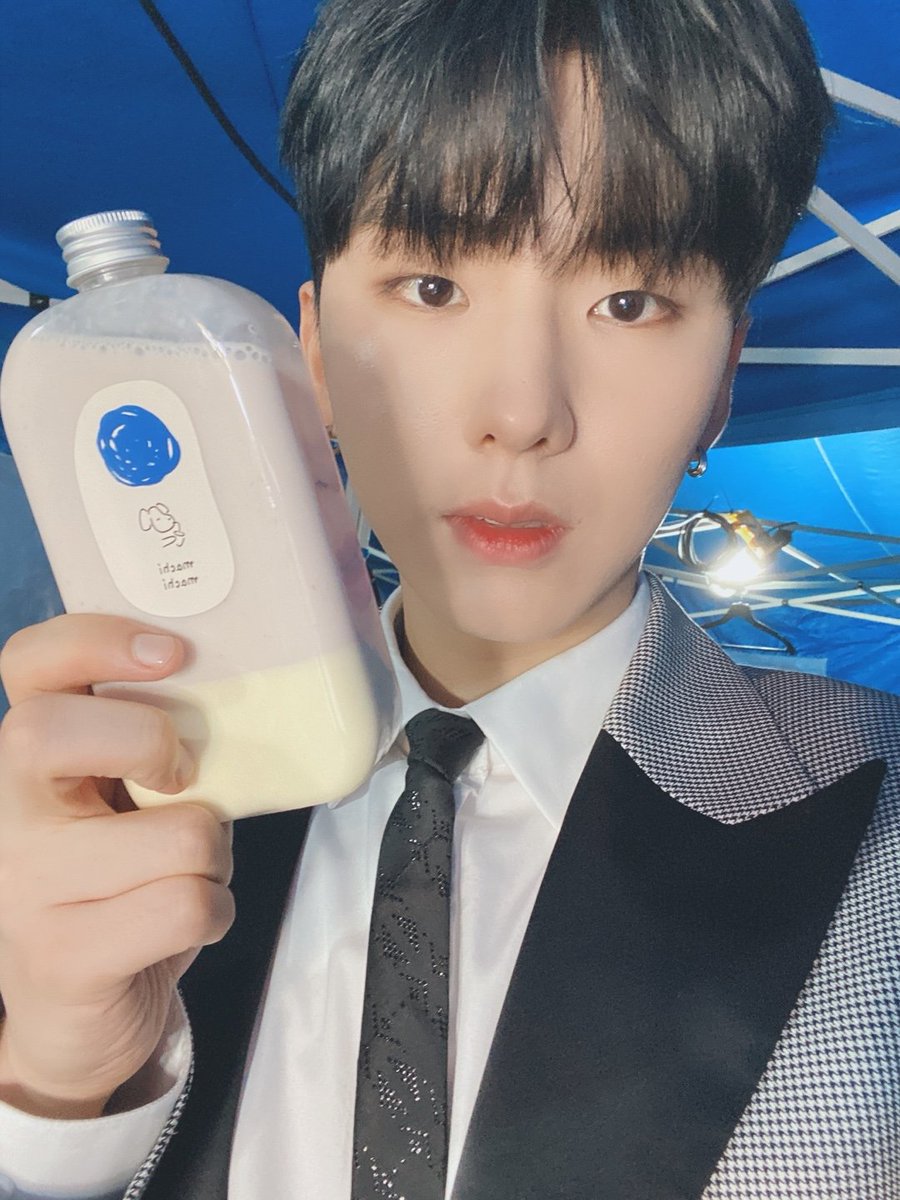 OfficialMONSTAX's tweet photo. [#MONSTA_X]
200130 #몬스타엑스
📌 제29회 하이원 #서울가요대상

맛있게 잘 먹었습니다! 감사합니다 ❤️

#MONSTAX #서가대
#서가대_몬스타엑스
#마치마치 #machimachi
#셔누 #민혁 #기현 https://t.co/LIOj6cnZAn