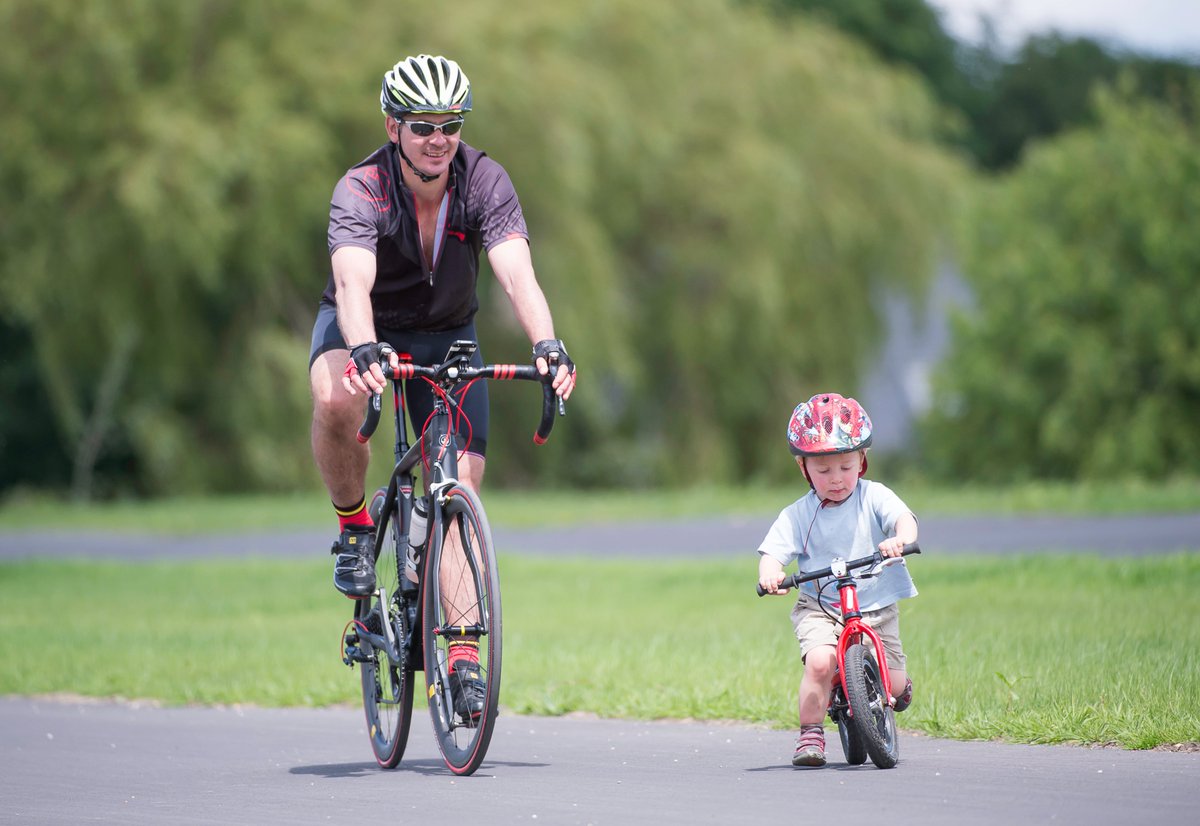 letsrideuk's tweet image. Learning to ride a bike doesn't have to be hard! 🙌

In fact, it can be as simple as a scoot, stride or glide!

🛴🚲💨

Activities and tips ➡️ bit.ly/2C5n7FF

#ReadySetRide