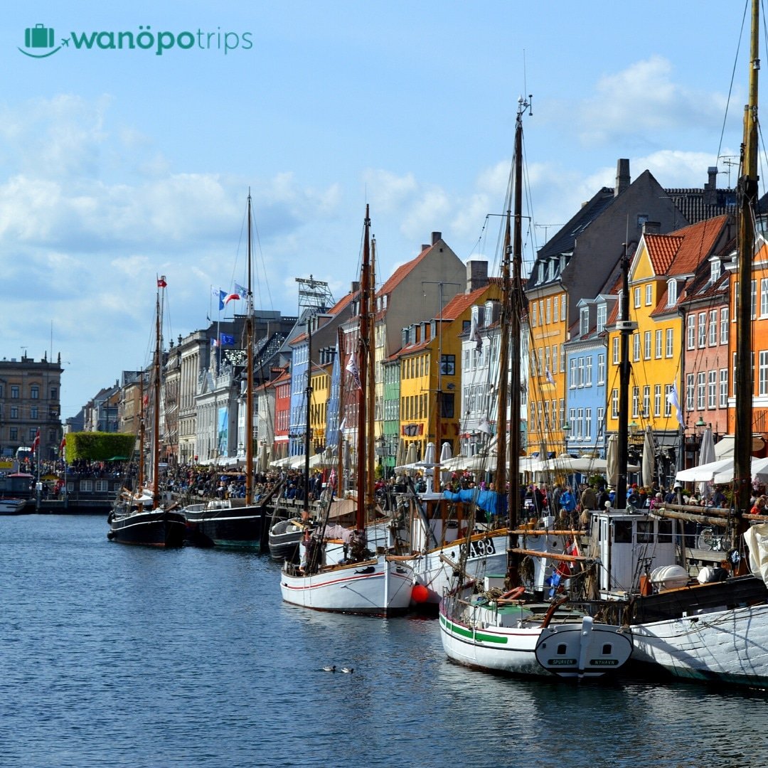 WanopoTrips's tweet photo. Frecuentado a todas horas tanto por turistas como locales, el #Nyhavn reúne: historia, gastronomía, ocio y vida nocturna. Se trata de un canal y un barrio de las zonas más transitadas de Copenhague, gracias a sus numerosos bares y cafés, perfectamente segura y de gran belleza. https://t.co/gwClqkRMUd