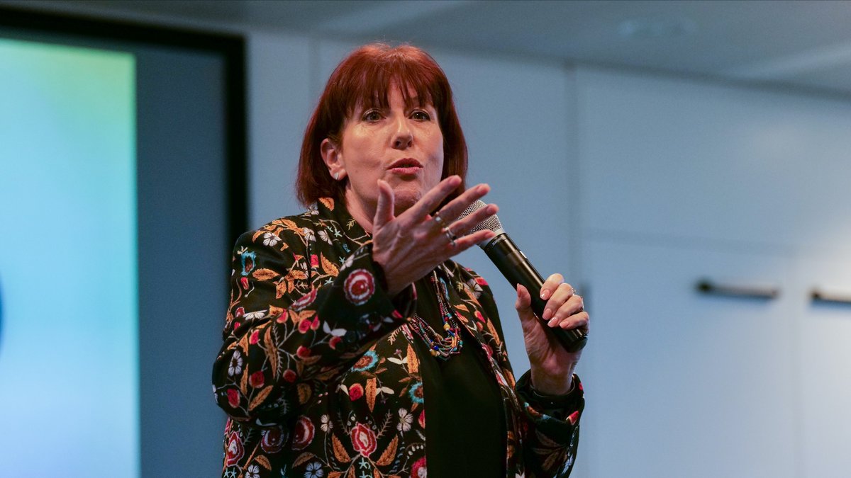 IWFM_WomeninFM's tweet photo. @mjinspire tells the story of how to move from customer service to customer experience. Emotion / Ease / Ethical and Unsung Heroes. #wifm2020 https://t.co/FLRlVCGLVv