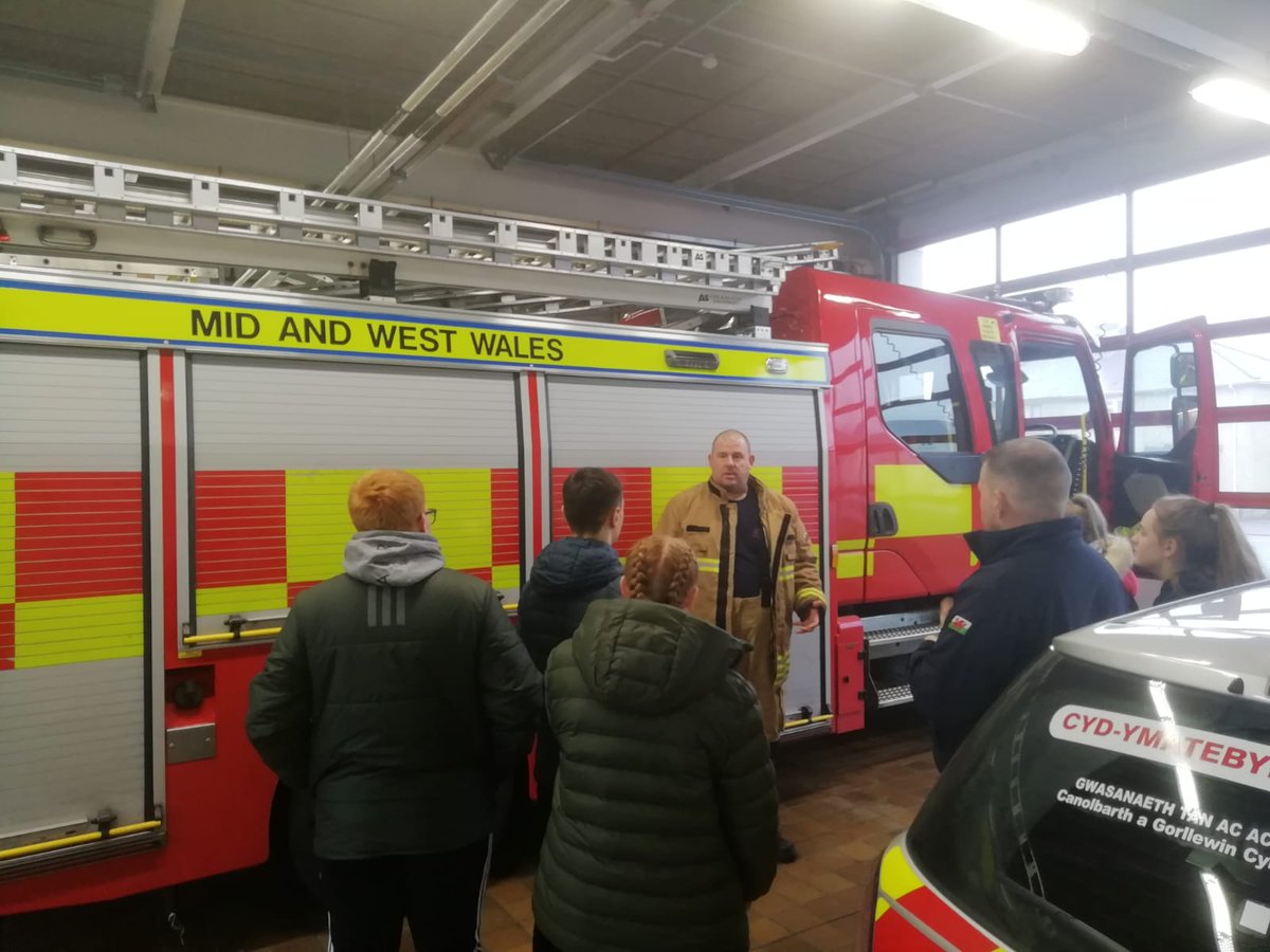 CoedcaeSchool's tweet photo. Ending the day with a fire engine and equipment talk!@mawwfire @CarmarthenYouth ππ§βπ
#phoenixcourse https://t.co/n6z4Y4Xo9T