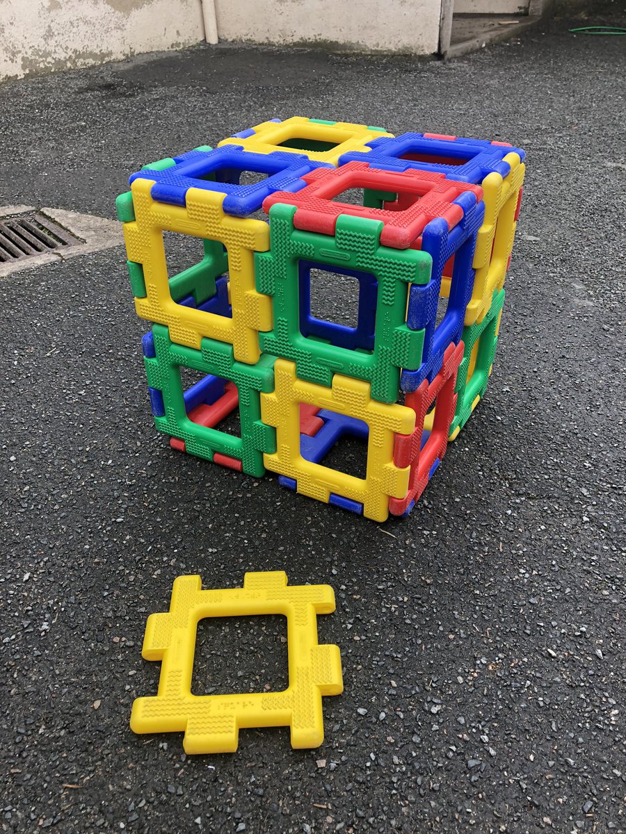 EOuzilly's tweet photo. Ce1-ce2 : combien de pièces avons-nous utilisé pour construire ce cube?? #MathsEnVieLeDefi  @mathsenvie2 https://t.co/zGnsSO76B7