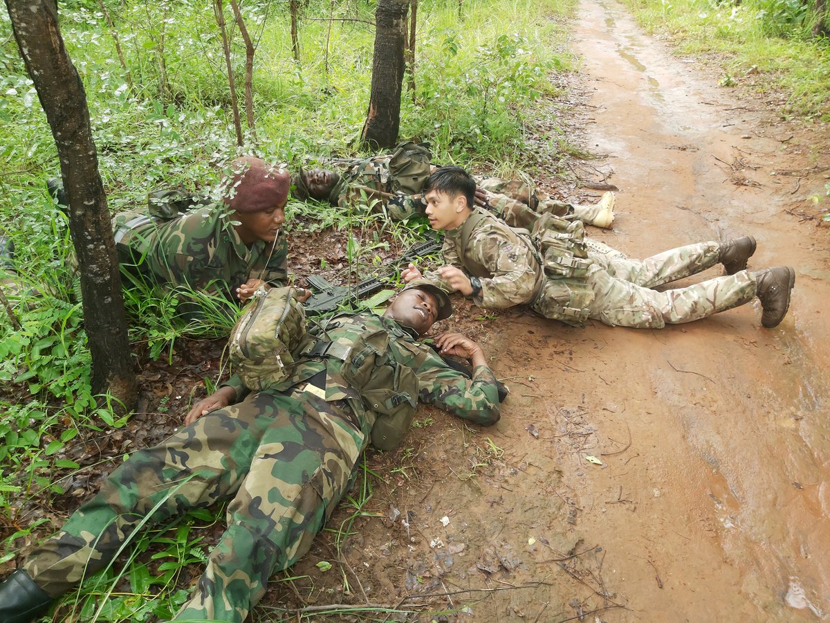 se0362's tweet photo. LCpl Hernandez, LCpl Walton (@34Hospital) &amp; LCpl Reid (@3MedRegt,) getting down and dirty during 'care under fire' lessons. 
The MDF soldiers are responding well to their instructors getting down 'on their belt buckle' with them.
Great days teaching by the team. https://t.co/r1ArjuHFxA