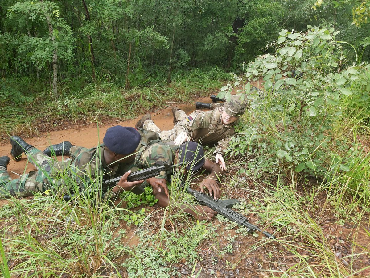 se0362's tweet photo. LCpl Hernandez, LCpl Walton (@34Hospital) &amp; LCpl Reid (@3MedRegt,) getting down and dirty during 'care under fire' lessons. 
The MDF soldiers are responding well to their instructors getting down 'on their belt buckle' with them.
Great days teaching by the team. https://t.co/r1ArjuHFxA