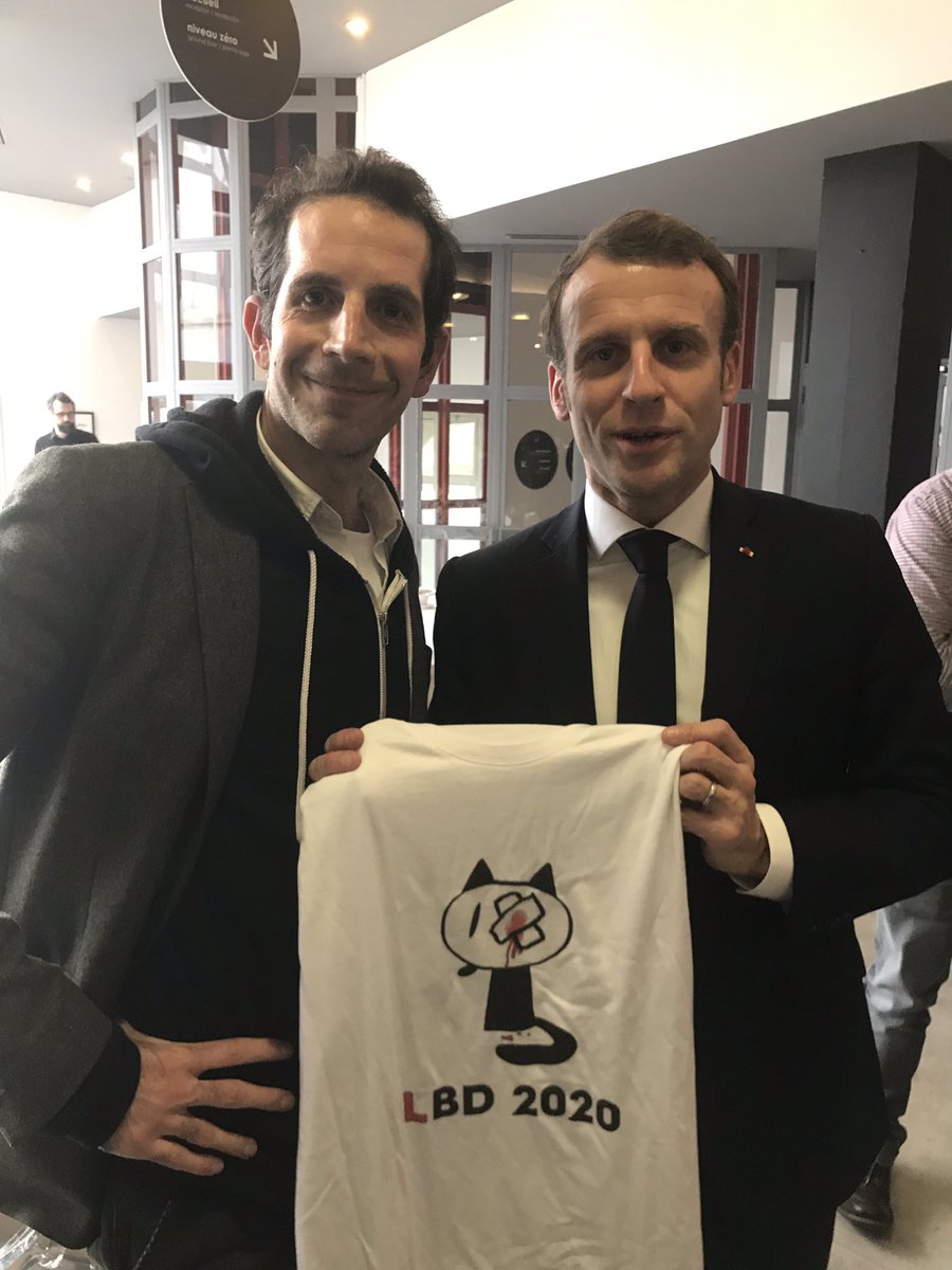 Lors du déjeuner avec les auteurs de BD, le dessinateur Jul offre un t-shirt « LBD 2020 » avec un personnage éborgné à Emmanuel Macron. Des participants décrivent des discussions « musclées » autour du maintien de l’ordre et de L’ecologie #PRAngouleme #Angouleme @Europe1