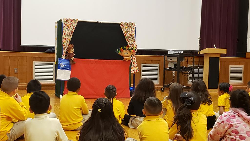 GrayMusicCorner's tweet photo. Our 2nd graders are enjoying a puppet show all about healthy nutrition. They are having a blast! Such a treat! Thank you, @HispanicCouncil!!! @NaylorKnights @mellen1994 @HPSArtsWellness @HartfordSuper https://t.co/FczCPOh97x