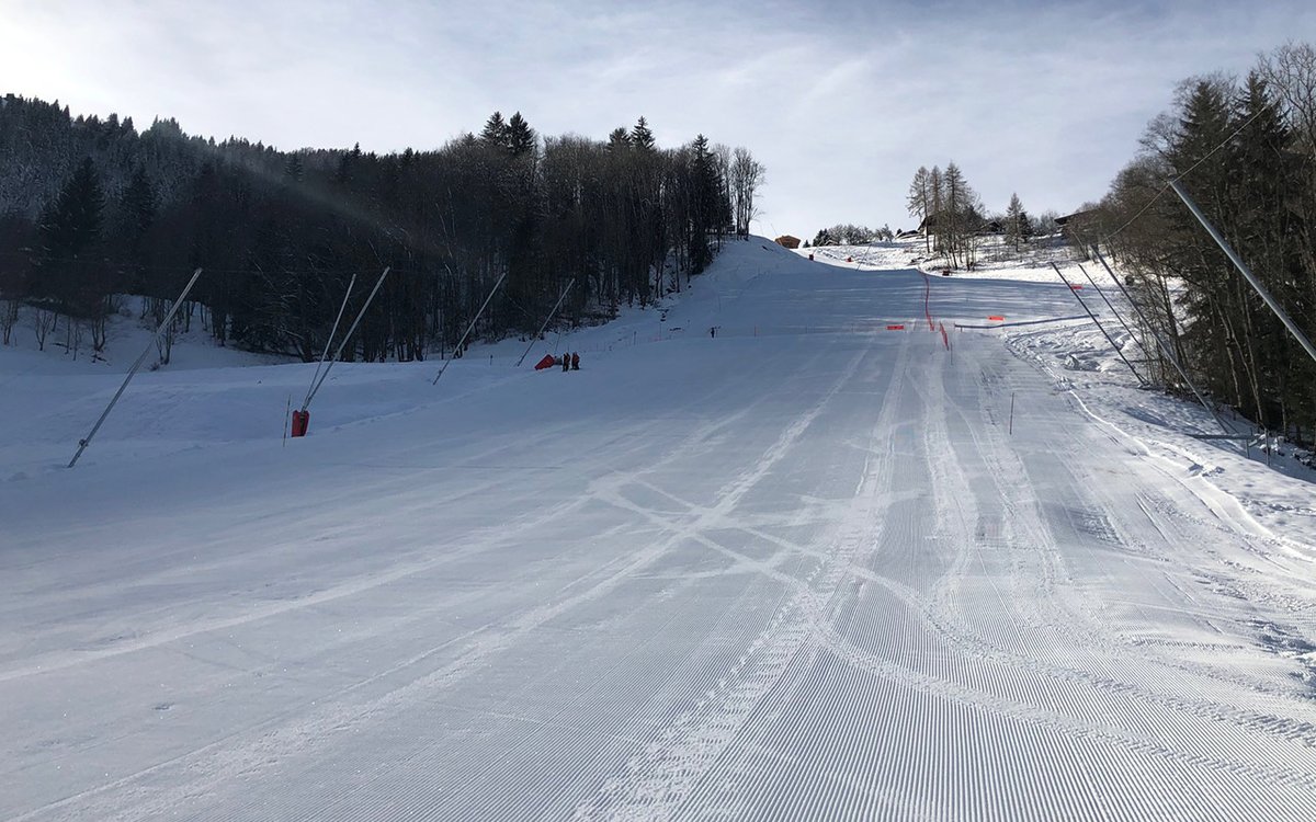 chamworldcup's tweet photo. #SnowControl | ❄️
🔎 Le contrôle neige a eu lieu ce matin sur la piste de la Verte des #Houches.
✅ Les experts de la #FIS ont déclaré la piste apte à recevoir les deux épreuves de Coupe du Monde @fisalpine.
➡️ RDV les 8 et 9 février pour le Slalom et le Géant Parallèle ! https://t.co/sHi3FfQNv5