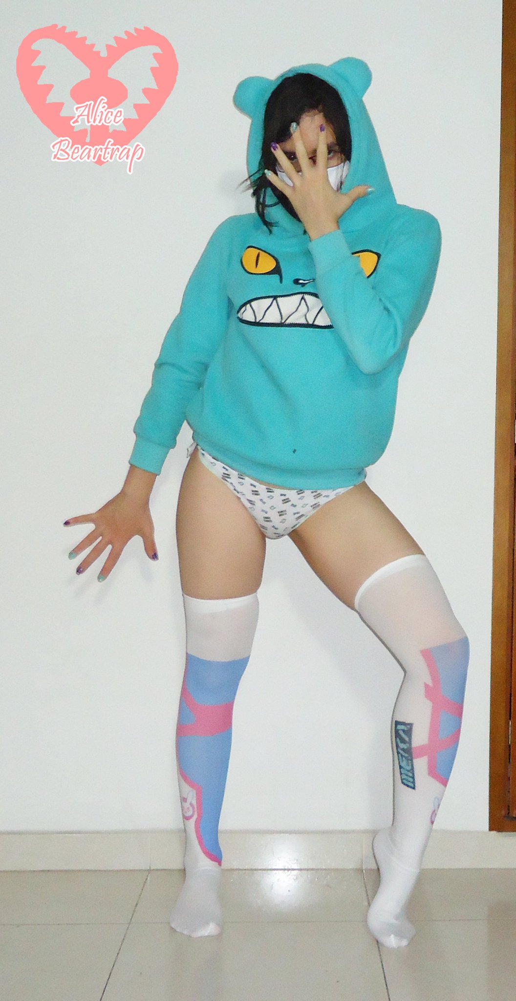 I said that one of my pics last month, looked like a jojo pose, so....
#kneesocks #jojopose #pantypics
