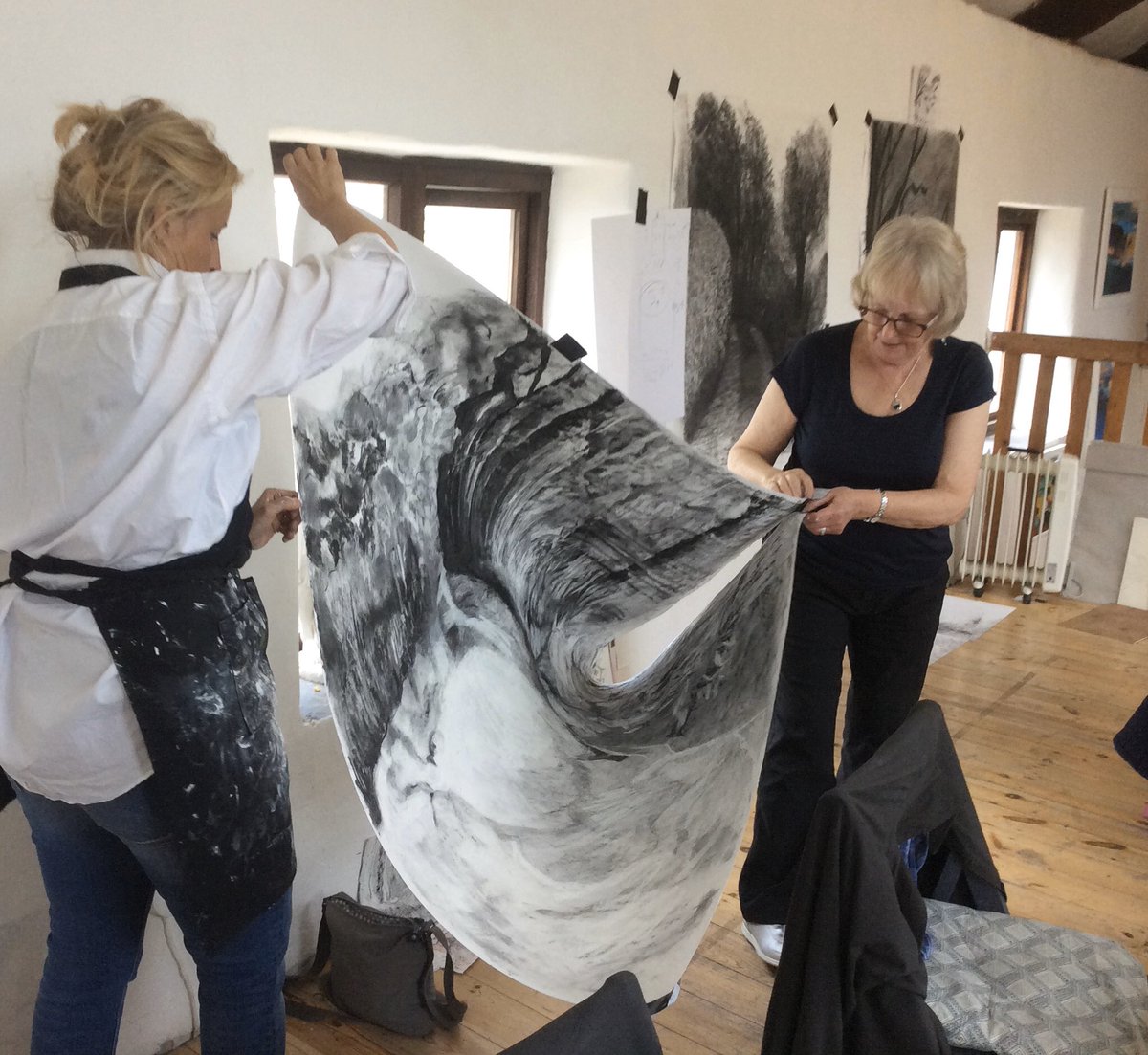 SteenLD's tweet photo. It may not be as sunny out for our 5 day drawing course this spring, but there will be much to explore  &amp; draw indoors! Nurture yourself &amp; your drawing practice.  #growcreativity @Coombestudios #lauriesteen Space still available for 5 days: 
Feb 23 @ 5:00 pm - Feb 28 @ 2:00 pm. https://t.co/V9cqvfzCqK