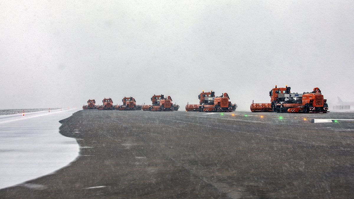ChopinAirport's tweet photo. #SnowBusters in action – yesterday we had a winter attack, and we defended our @ChopinAirport
If you want to see our #WinterAction in action you will find more photos here: https://t.co/MkWOvYroAq
Photo: Dariusz Kłosiński https://t.co/hG2tQ7WfNF