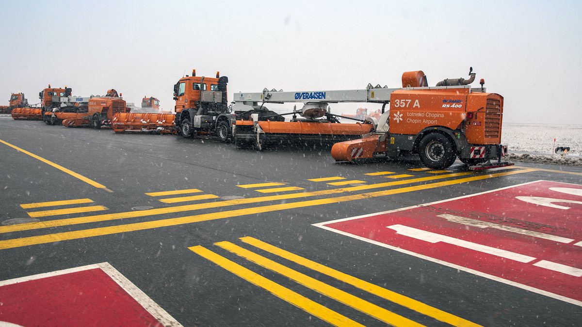 ChopinAirport's tweet photo. #SnowBusters in action – yesterday we had a winter attack, and we defended our @ChopinAirport
If you want to see our #WinterAction in action you will find more photos here: https://t.co/MkWOvYroAq
Photo: Dariusz Kłosiński https://t.co/hG2tQ7WfNF