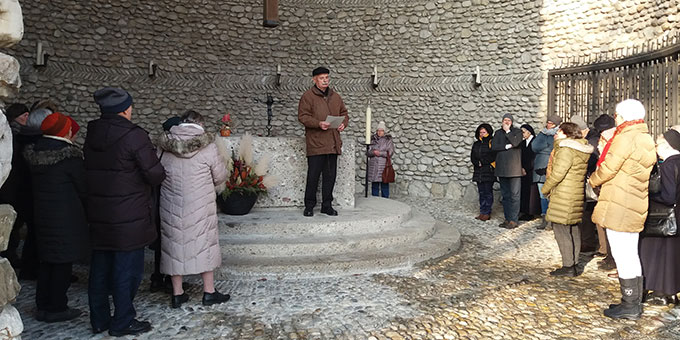 PO_schoenstatt's tweet photo. „Nach dem Willen Gottes suchen“ - Wallfahrt der Münchener #Schoenstatt Familie nach Dachau 
https://t.co/M3Ab147HY8 https://t.co/iQ261MiR0z