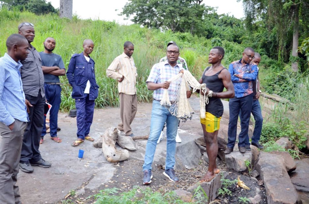 DSESANGA's tweet photo. À défaut d’électricité et d’avancement du projet, nous avons apprécié les cacahuètes, les bananes des maraîchères et l’echange avec les sympathiques pêcheurs qui nous ont gratifié du bon poisson de la Lulua... https://t.co/yFLGK6h1Xu