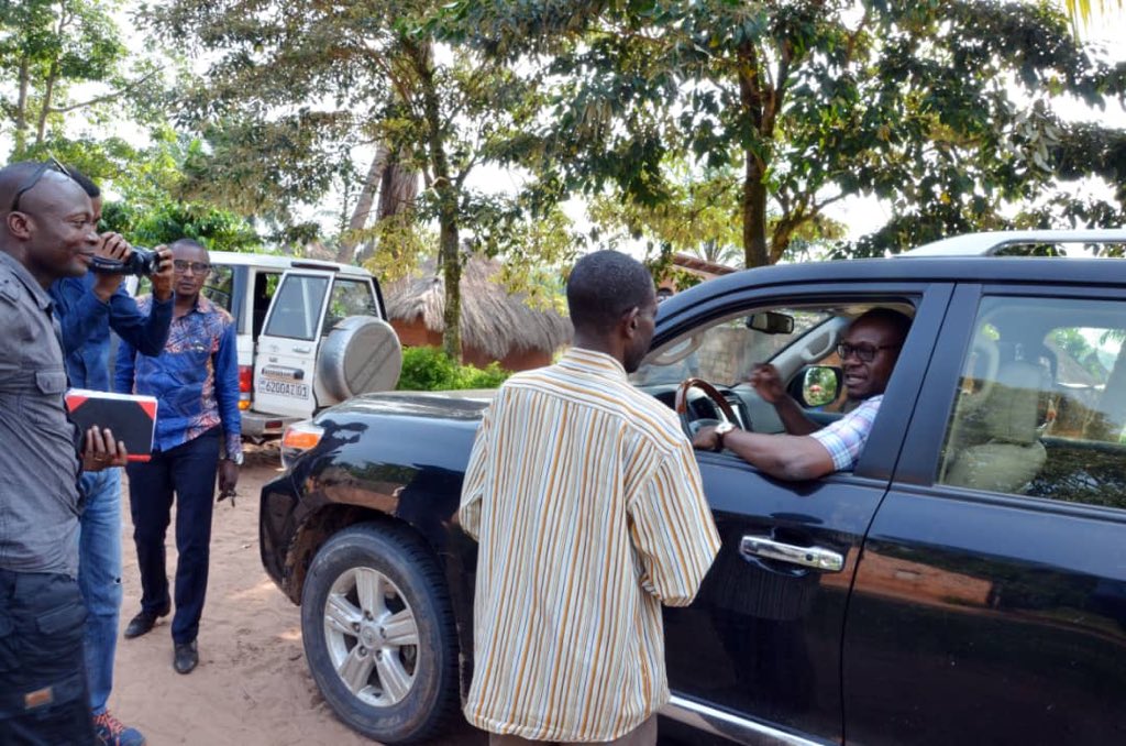 DSESANGA's tweet photo. À défaut d’électricité et d’avancement du projet, nous avons apprécié les cacahuètes, les bananes des maraîchères et l’echange avec les sympathiques pêcheurs qui nous ont gratifié du bon poisson de la Lulua... https://t.co/yFLGK6h1Xu