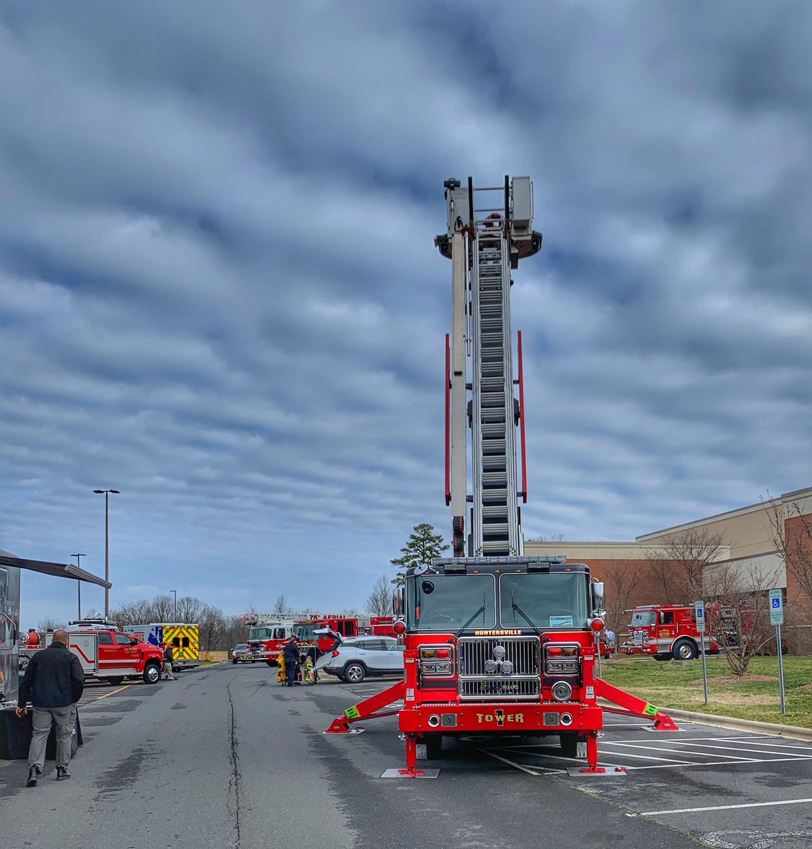Huntersville_FD's tweet image. Today &amp;amp; tomorrow our Tower Ladder 1 will be participating in the apparatus display at the Mid Winter Chief Conference in Concord. #TowerLadder #BlackOverRed #Aerialscope #Seagrave