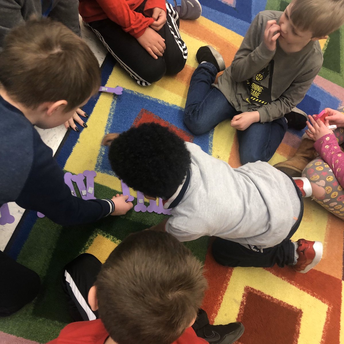 s_d_mclaughlin's tweet photo. As we finish our dinosaur theme for the month, our KS friends raced to complete a scavenger hunt. After finding the clues around the school they were challenged to spell the word “Tyrannosaurus.” 🦖🤯 @Mill_Creek_ISD @ISDKidsSafari @taylor_ancell @BrittanyCaspe17 #isdstrong https://t.co/BprWzqe6iy