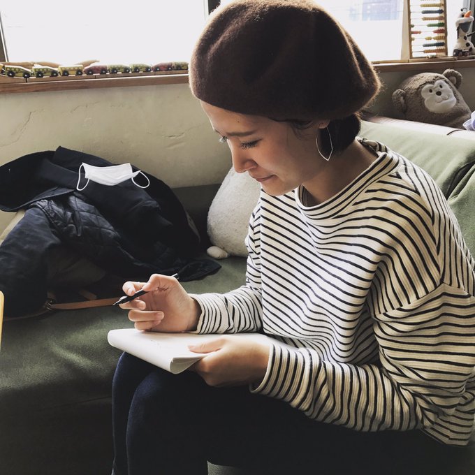 前にも載せた気がしますが、僕の好きな妻の写真と、その時に妻が描いていた絵です。 