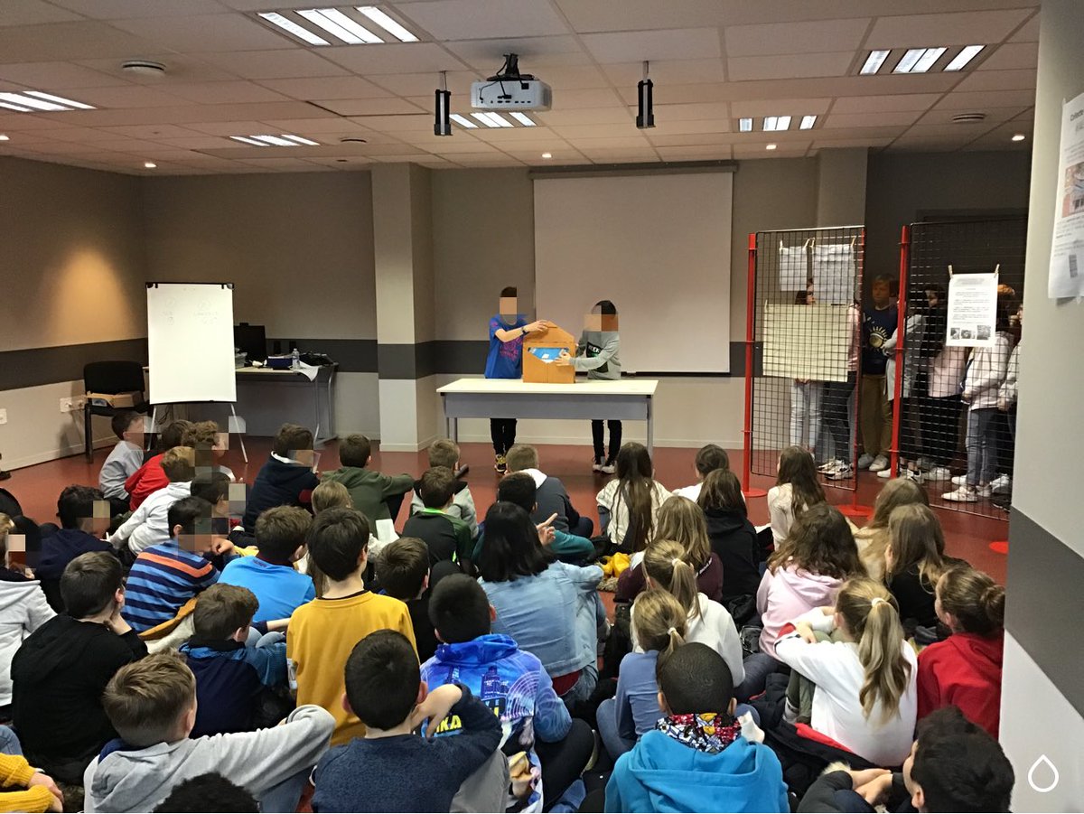CdiFlers's tweet photo. La rencontre entre les CM2 de l’école de Montilly sur noireau et les 6e de Sévigné se termine par deux histoires kamishibaï créées et racontées par les 6emes. Un bel après-midi de lectures! https://t.co/R3VC9tpv9y