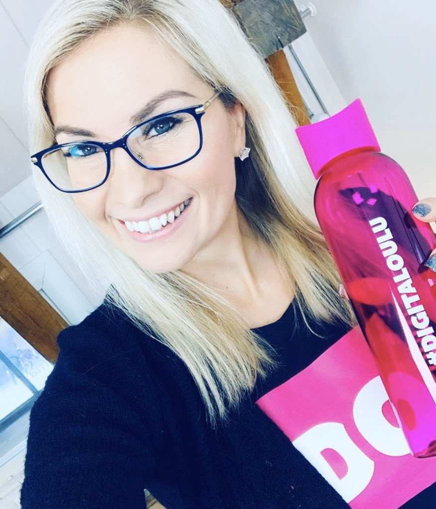 Nyt on #digitaloulu -vieraiden nesteytys kunnossa, kun kaikki saavat täytettävän DO-pullon 😅 Lippuluukut sulkeutuvat huom klo 23:59. Vielä ehtii 500 muun joukkoon inspiroitumaan &amp; innostumaan! 🔥 Stagella mm. <a href="/SarasvuoJari/">Jari Sarasvuo</a> <a href="/LauraPaakkonen/">Laura Pääkkönen</a> <a href="/ahavasara/">Antti Vasara</a> <a href="/CamillaTuominen/">Camilla Tuominen</a> <a href="/IlkkaHalava/">Ilkka Halava</a>