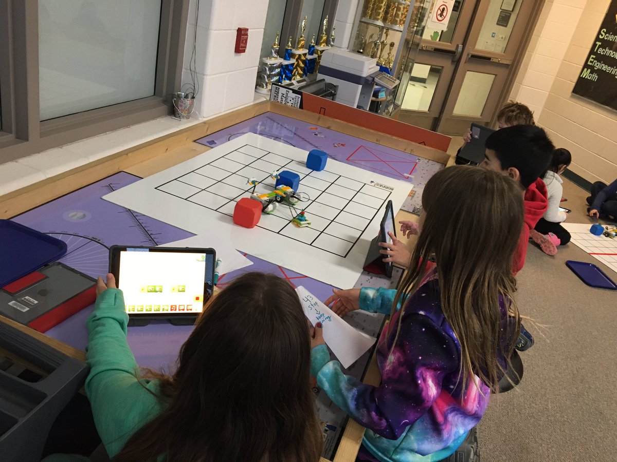 EdenMosoff's tweet photo. On to #figure8s! So proud of @MrsFasanosClass today, they came in and #crushedit on the #collaborationchallenge with @LEGO_Education #wedo ! Great job teams! @BarbaraRose220 https://t.co/u4jgswKmrz