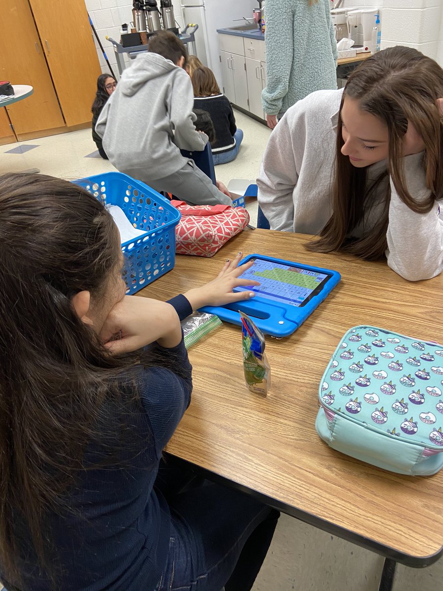 ATS_FCPS's tweet photo. Students socializing using #AAC during Panther Time @RachelCarsonMS #ATSGenie #ATSSHB #BestBuddies @FCPSRegion1 https://t.co/SN3N6yUXli