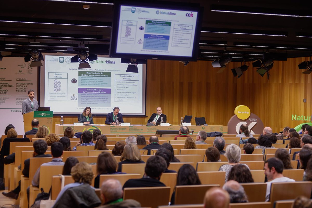 OrainIngurumena's tweet photo. Enrique Aymerich de @Ceit_IK4: “hay que llevar a la práctica las estrategias globales de #EconomiaCircular y avanzar en tecnologias que nos permitan valorizar los residuos que se generan en el territorio. En eso consisten el #CircularEconomyLab”
♻️♻️
#EIECGipuzkoa2020 
#Gipuzkoa https://t.co/g9KUUaa8Lo