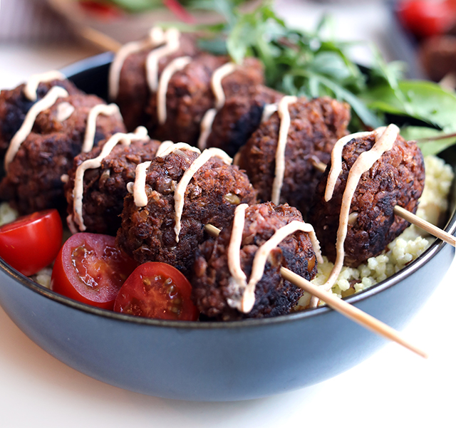veganmisjonen's tweet photo. Hvem trenger vel kjøttboller, når vi har LINSEBOLLER? Disse er laget med rødbete og solsikkekjerner - pluss et knippe deilige krydder.
Se oppskriften på veganmisjonen nå: https://t.co/CjKZ3fjHA2 https://t.co/yqST7RLlIL