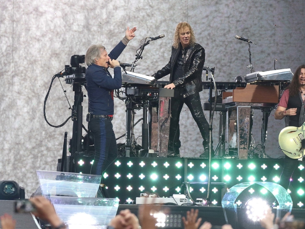 Big ol\ happy birthday shoutout to Bon Jovi keyboardist David Bryan (pictured with Jon, PR Photos) 