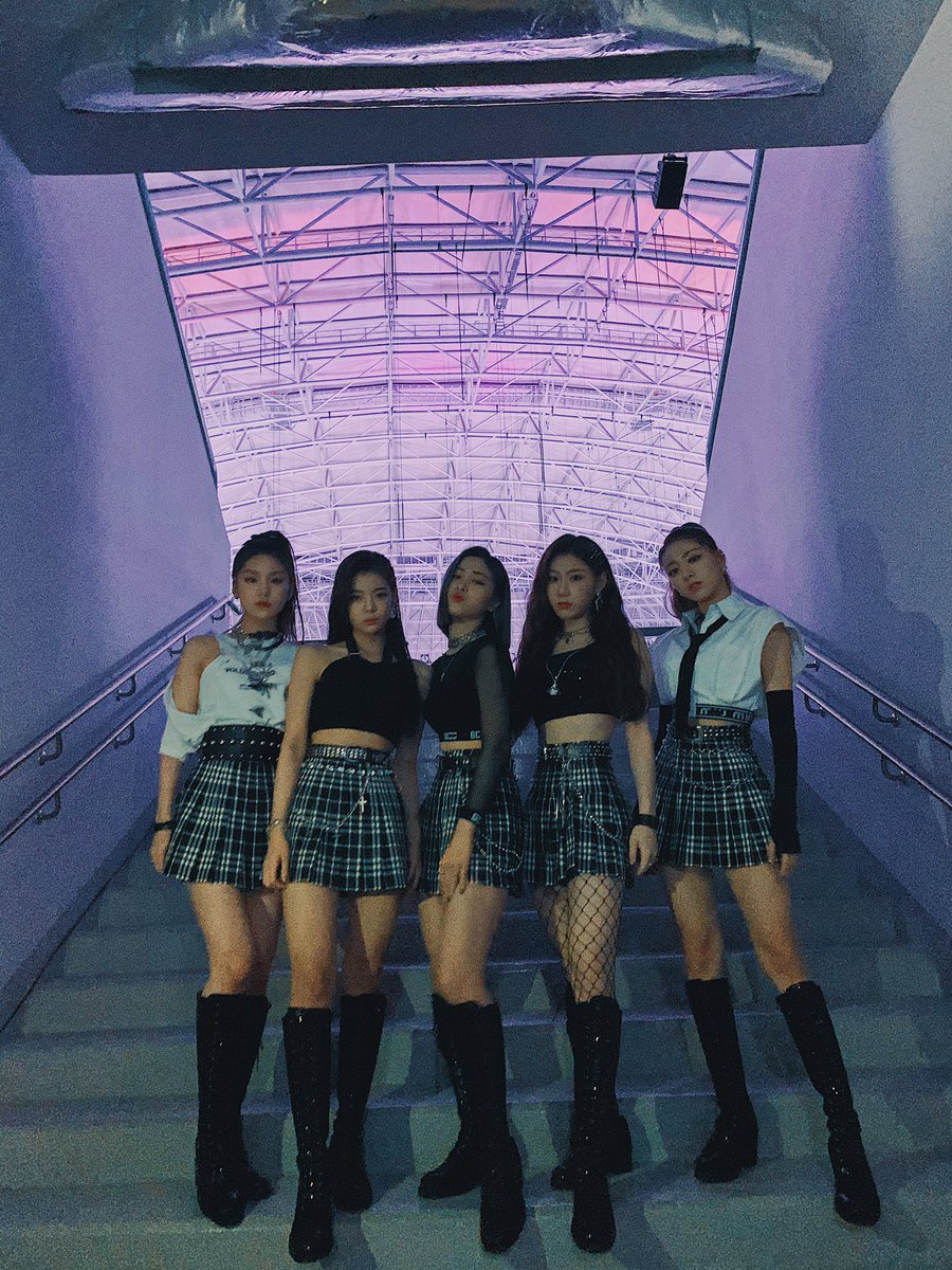 ITZYofficial's tweet photo. [ #서울가요대상 ]
오랜만에 믿지를 만나고, 서울가요대상에서 뜻깊은 신인상까지 받을 수 있어서 있지는 정말 행복해요! 😆
믿지 여러분 모두 몸조심하시고 꿀잠 자시길 바라요!

#ITZY #있지 @ITZYofficial
#MIDZY #믿지
#SeoulMusicAwards https://t.co/i32HLIGMNy
