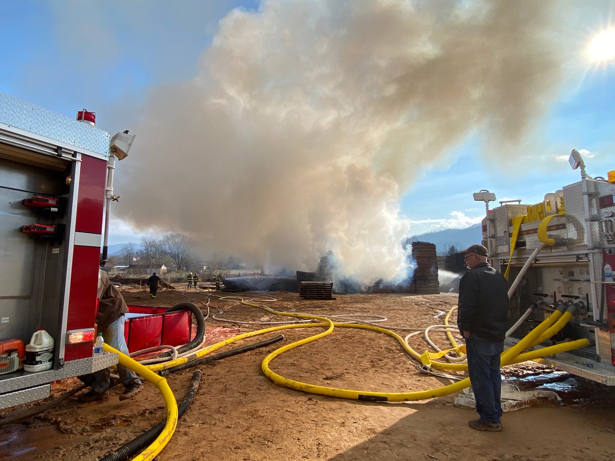 Happening Now - Crews on scene of large pallet fire in Bethel Community of Haywood County bit.ly/2u4g6Sb