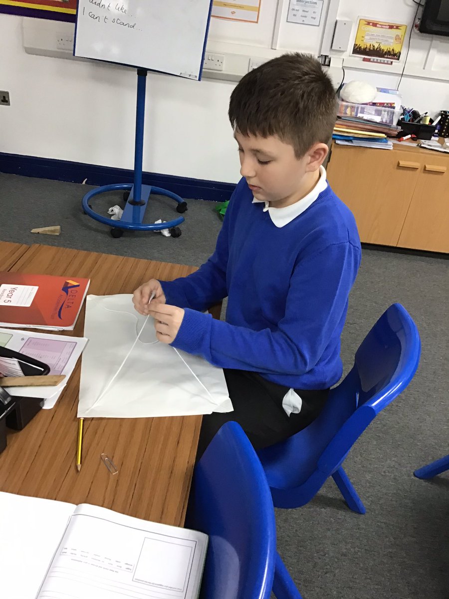 EPAEaglesY5's tweet photo. @EstcourtPrimary Eagles have had fun in #epascience creating the best parachute, each group changed a different variable to see what caused the greatest air resistance. https://t.co/OCeAfkBjqY