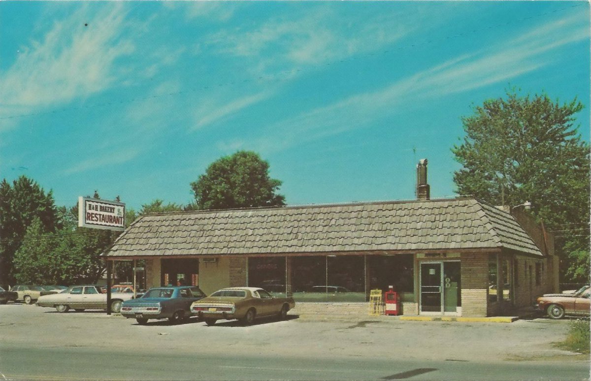 Pinconning_MI's tweet photo. H&H Bakery, an adored Pinconning Community restaurant. Learn more about the Pinconning Community: https://t.co/SX9BLun4KI #pinconningmichigan #pinconningmi #pinconningproud https://t.co/mt8ScqmjJv